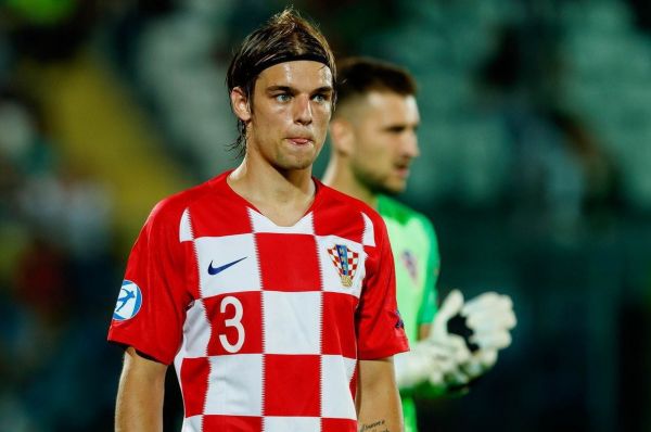 منچستریونایتد شرایط مدافع کروات اشتوتگارت را با جدیت دنبال میکند