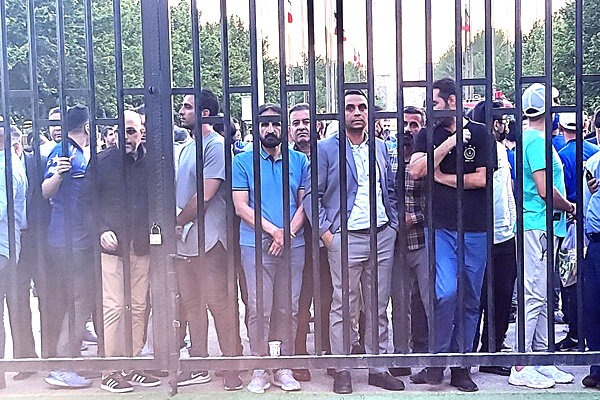  پیشکسوتان استقلال پشت در آزادی ماندند