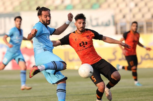  حواشی دیدار پیکان - مس رفسنجان  اعتراض نیمکت نشینان و کادر فنی پیکان به داور بازی