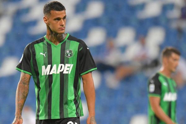 میلان دو بازیکن خود را در معامله خرید ستاره ساسولو قرار میدهد