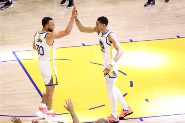  لیگ بسکتبال NBA  برابری سری فینال با پیروزی گلدن استیت در بازی دوم