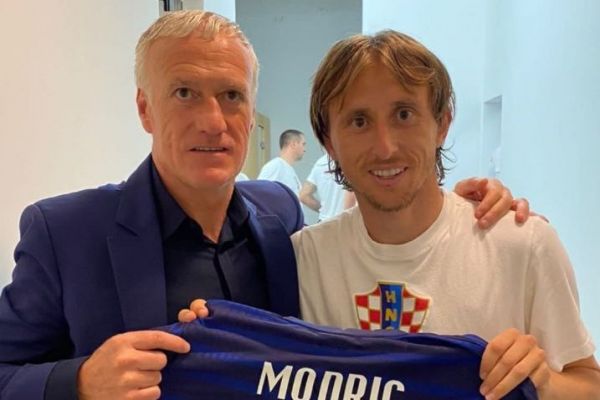 هدیه ویژه سرمربی تیم ملی فرانسه به ستاره رئال مادرید عکس