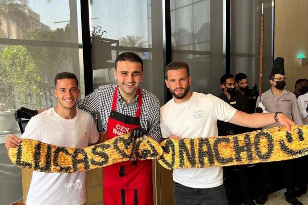 عکس؛ دو بازیکن رئال مادرید با سیخهای کباب و نانهای بربری در دوبی