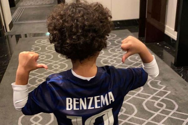 عکس بامزهای که بنزما از پسرش ابراهیم در لباس فرانسه منتشر کرد