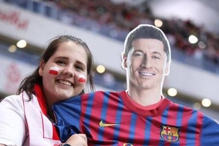 عکس؛ لواندوفسکی کاغذی با پیراهن بارسلونا در دست هوادار لهستان