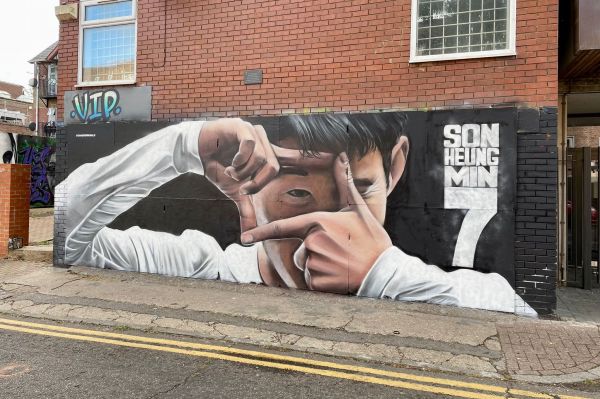  تصویری از نقاشی دیواری زیبای ستاره کره‌ای در شمال لندن