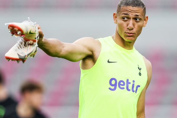  وایرال شدن تصویر پس زمینه موبایل ستاره تاتنهام