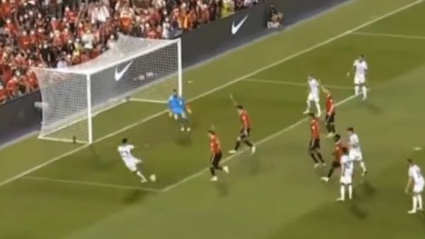 عکس؛ دروازهخالی خراب کردن عجیب مهاجم لیورپول مقابل منچستریونایتد