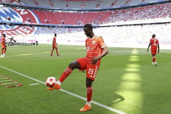  ابراز علاقه دو تیم به جذب مدافع فرانسوی مونیخی‌ها پس از ورود دی‌لیخت