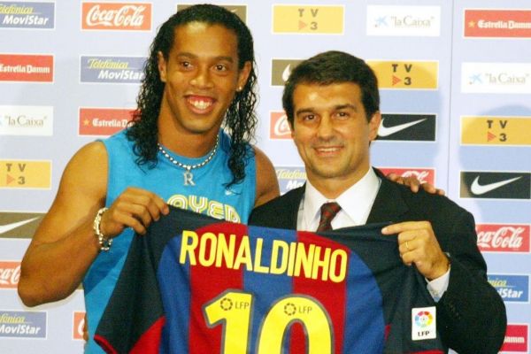 گذشت 19 سال از روزی که لاپورتا، رونالدینیو را معارفه کرد عکس