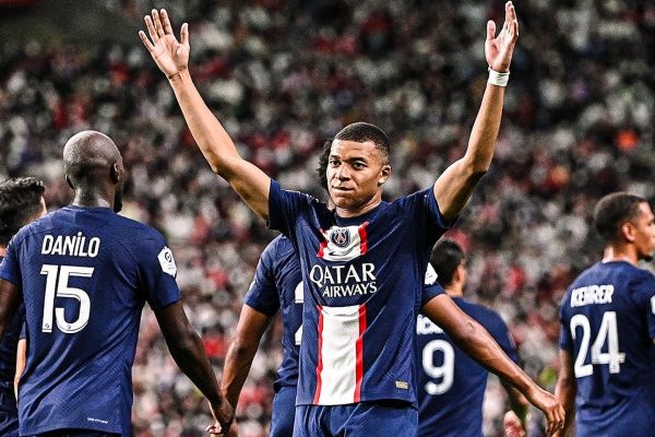  تصویری از گل زیبای امباپه از زاویه بسته مقابل اوراوا