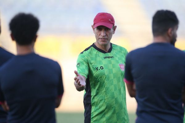  روش سرمربی پرسپولیس برای مذاکره با دستیار برزیلی‌اش