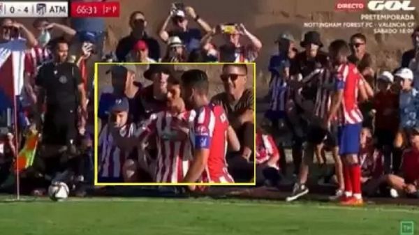  اتفاق عجیب در بازی اتلتیکو؛ سلفی قبل از کرنر