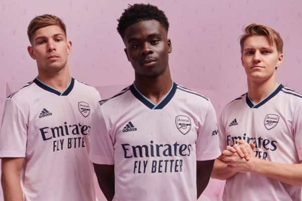 عکس؛ رونمایی از لباس جدید آرسنال به رنگ صورتی