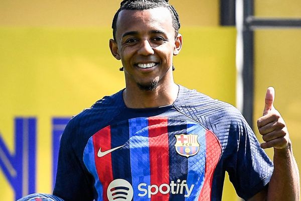 اولین تصاویر از مدافع تازهوارد فرانسوی با پیراهن بارسلونا