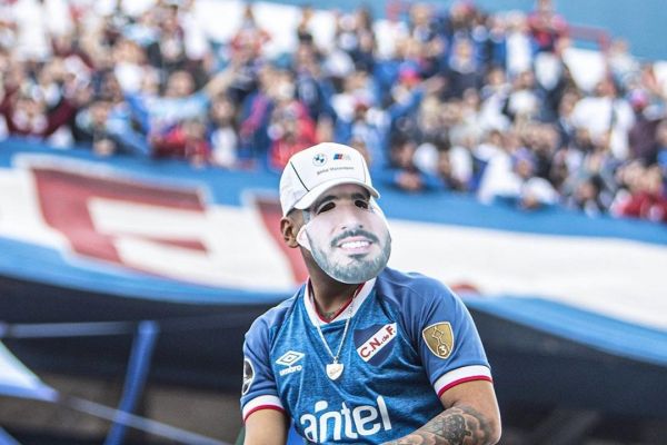 عکس؛ ماسک جالب سوارز بر چهره یک هوادار در معارفه ستاره اروگوئهای