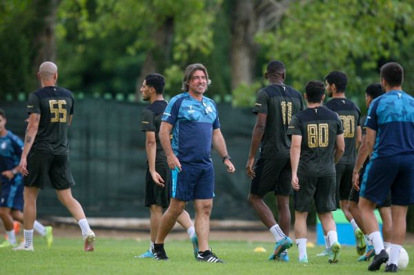 عکس؛ ساپینتو در حال سند زدن کمپ استقلال