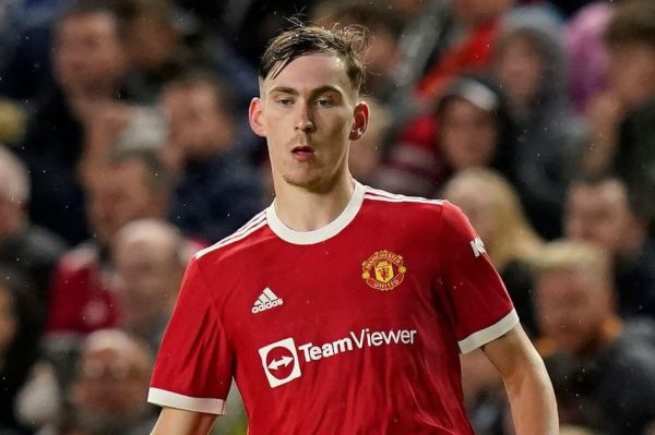  بازیکنی که بتواند نقش دی‌یونگ را در برنامه‌های تن‌هاگ ایفا کند در منچستر حضور دارد