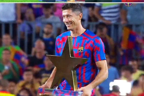  عکس؛ لواندوفسکی و اولین جایزه فردی در بارسلونا