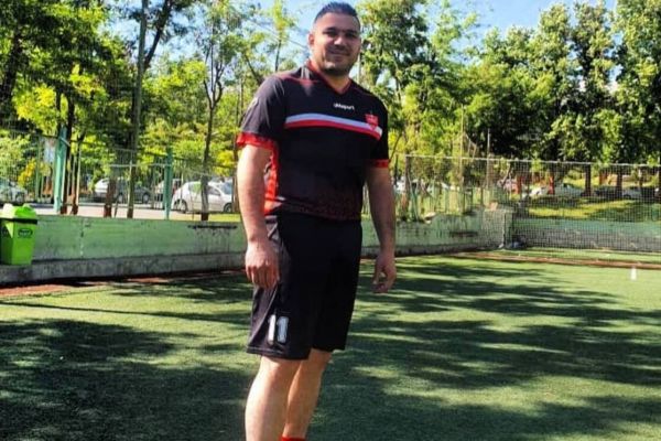 اصلانیان نباید به خاطر ۳۰۰ هزار دلار معامله خرید مهاجم هلندی به هم میخورد خواهشا بازیکن بُنجل خارجی نخرید