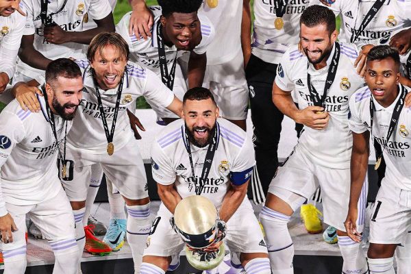  قابی ماندگار از اولین جامی که بنزما به عنوان کاپیتان بالای سر برد عکس