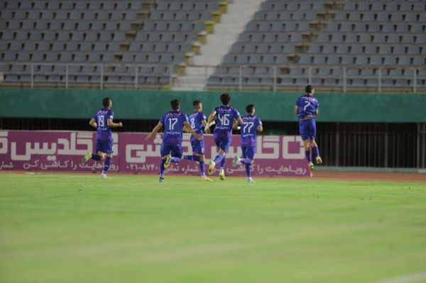 آلومینیوم صفر - هوادار یک ساکت باز هم مچ رحمتی را خواباند