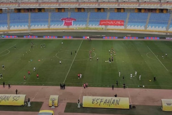 حواشی بازی نساجی و مس رفسنجان وضعیت نامناسب زمین نقش جهان تارتار تماشاگر فوتبال شد
