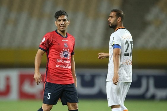  حاشیه بازی نساجی و مس رفسنجان  اعتراض‌های ربیعی به داور  درگیری لفظی کادرفنی 2 تیم