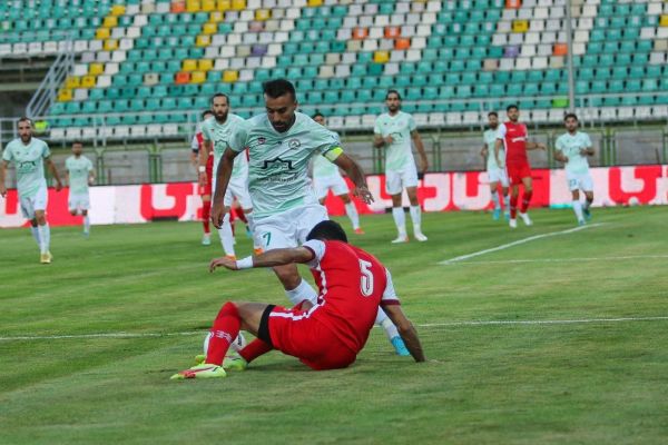  کاپیتان ذوب‌آهن  در یک صحنه توپ به دست مدافعان پرسپولیس خورد و داور باید پنالتی باید می‌گرفت