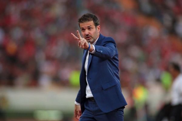  یک استقلالی پول استراماچونی را می‌دهد