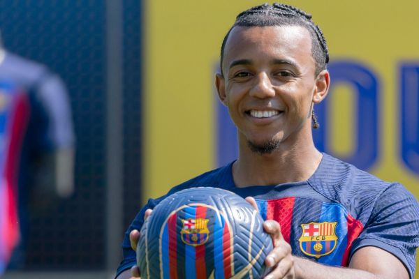 بارسلونا چه راهکاری برای ثبت قرارداد مدافع فرانسوی دارد