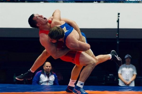 حربه روسها برای کمرنگ کردن محرومیتشان؛ برگزاری جام «کارولین» همزمان با مسابقات جهانی کشتی