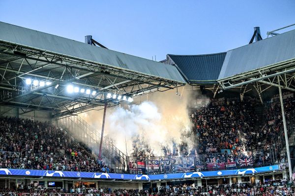 عکس؛ آتشبازی اسکاتلندیها در ورزشگاه آیندهوون