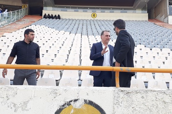 حواشی دیدار استقلال - مس کرمان بازدید ماجدی از جایگاه بانوان شیرازی تلاش میکنیم در آینده تعداد بیشتری از بانوان در ورزشگاه حاضر شوند عکس