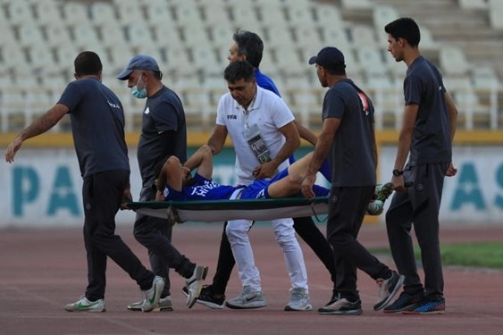  حاشیه بازی هوادار و نفت آبادان  انتقال یک بازیکن به بیمارستان  عضو فدراسیون فوتبال قهر کرد