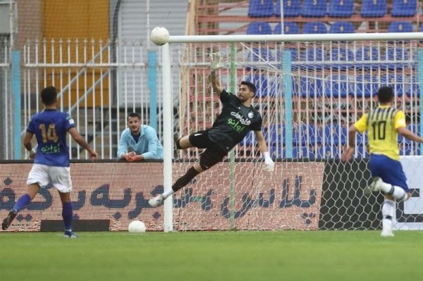 حواشی دیدار نفت مسجد سلیمان- استقلال اقدام خطرناک هواداران و تشویق ریکاردو ساپینتو