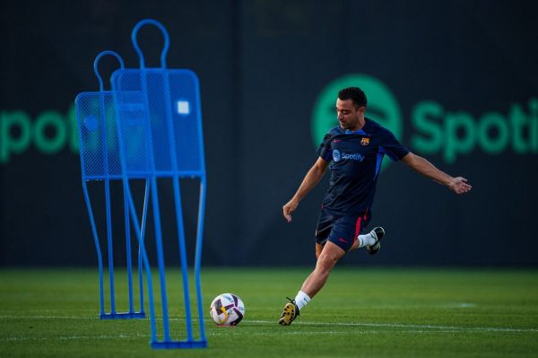  عکس؛ پا به توپ شدن ژاوی برای بازی حساس بارسلونا مقابل سویا