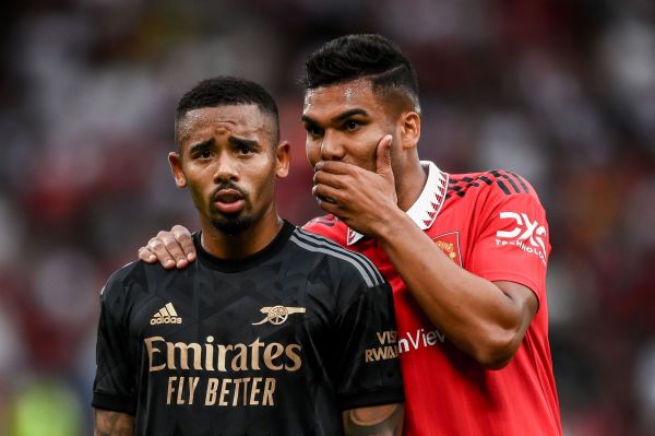 عکس؛ حرفهای درگوشی کاسمیرو با مهاجم برزیلی آرسنال