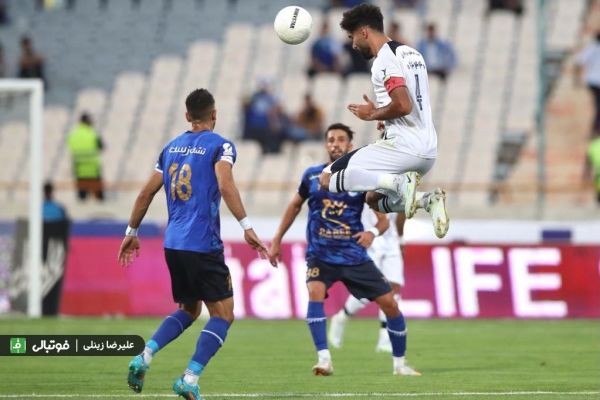 حواشی دیدار استقلال - پیکان استفاده هواداران از VAR وطنی تذکرات ساپینتو به بنیادی فر