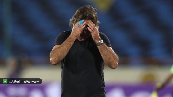 حمله به سرمربی استقلال با بطری آب عکس