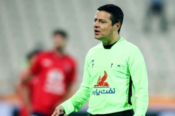 علیرضا فغانی در ورزشگاهها به قدری دود سیگار هست که باید فکری به حالش بشود آوردن VAR کار سختی نیست