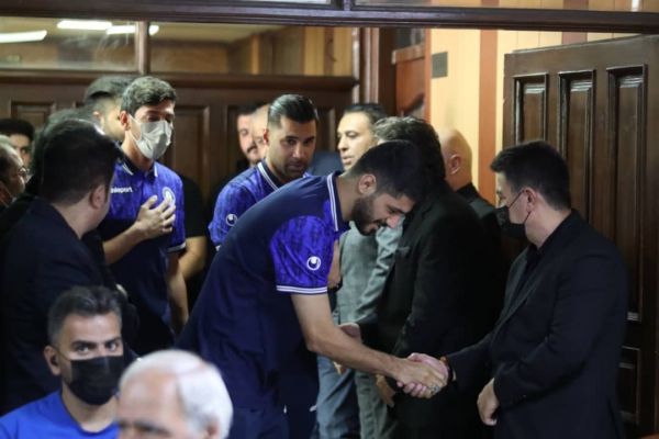 عکس؛ بازیکنان گلگهر به همراه امیر قلعهنویی در مراسم ختم