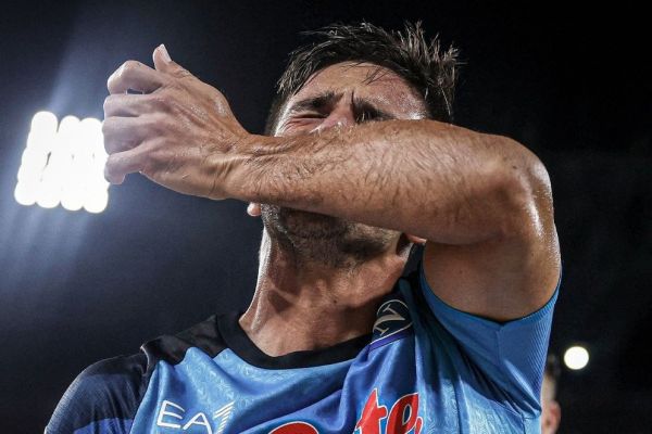  معنای بوسه پسر دیگو سیمئونه پس از گلزنی به لیورپول چه بود  عکس