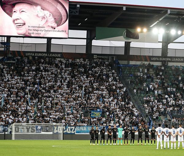 عکس؛ 1 دقیقه سکوت در بین دو نیمه بازی آرسنال در پی درگذشت ملکه انگلیس