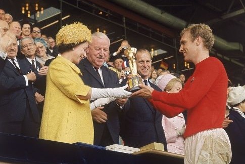  فوتبال و ملکه الیزابت دوم؛ از اهدای جام جهانی به انگلیس تا دیدار با آرسنالی‌ها