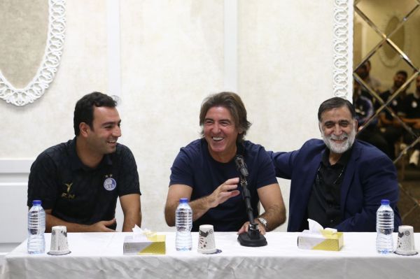  آجورلو در جمع بازیکنان استقلال  فردا شخصیت قوی‌تان را نشان دهید