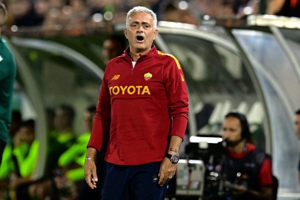  واکنش مورینیو به فهمیدن خبر درگذشت ملکه انگلیس وسط بازی