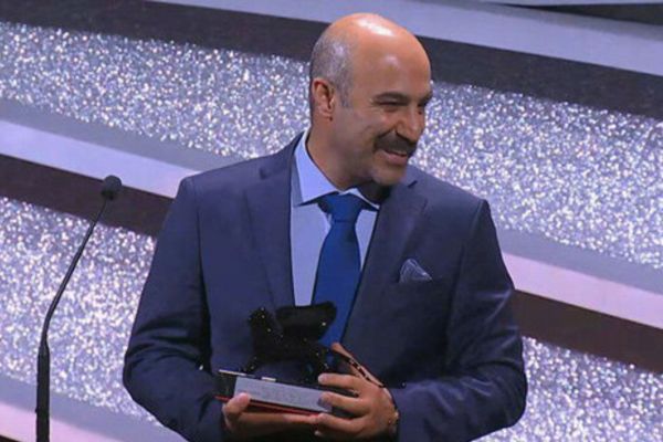  بازیگر استقلالی سینما برنده جشنواره ونیز  دریافت جایزه با کروات آبی عکس