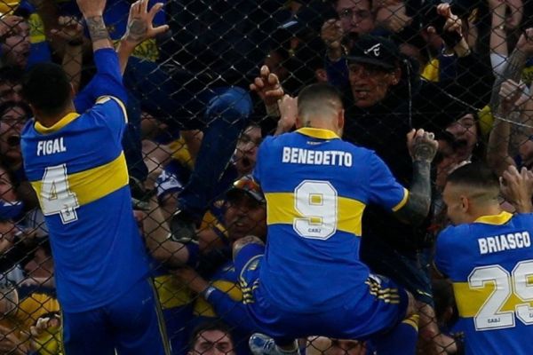 عکس؛ خوشحالی عجیب در سوپرکلاسیکو با بالا رفتن از فنس