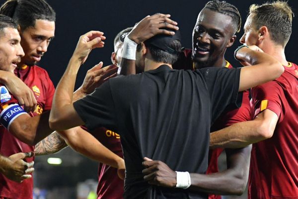 عکس؛ هوادار رم در حلقه شادی گل بازیکنان تیمش